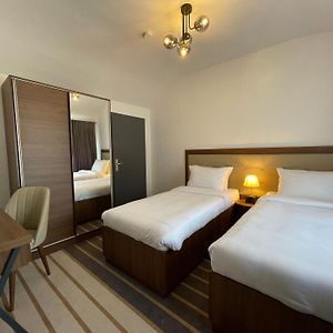 Zimmer mit zwei Einzelbetten